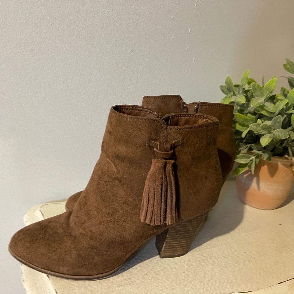 Size 8 brown tassel booties